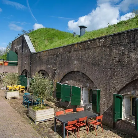 Fort Vuren Hotel *