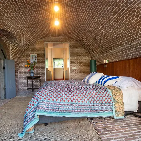 Fort Vuren Hotel *
