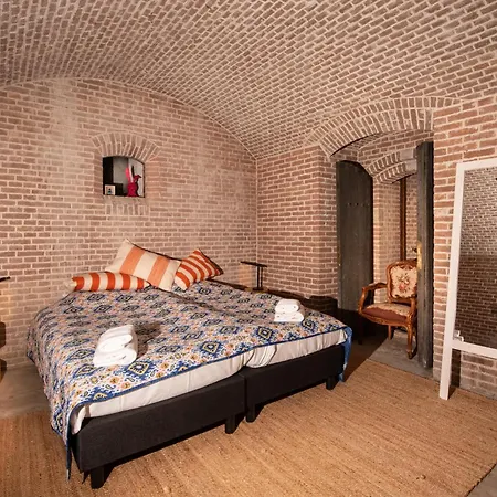 Fort Vuren Hotell *